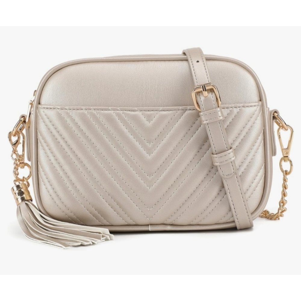 NWOT Lola Mae Quilted Crossbody bag Creamy white multiple pockets